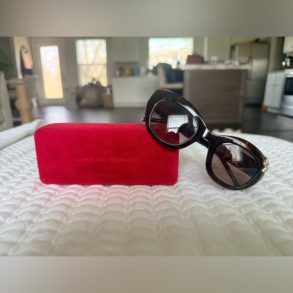 Carolina Herrera Cat Eye Sunglasses HERO215S Tortoise Floral + Case $398 - Picture 5 of 8